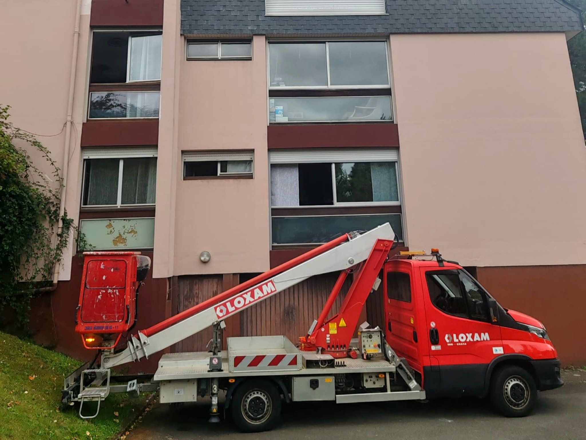 Corde et outils posés sur une toiture en bord de mer