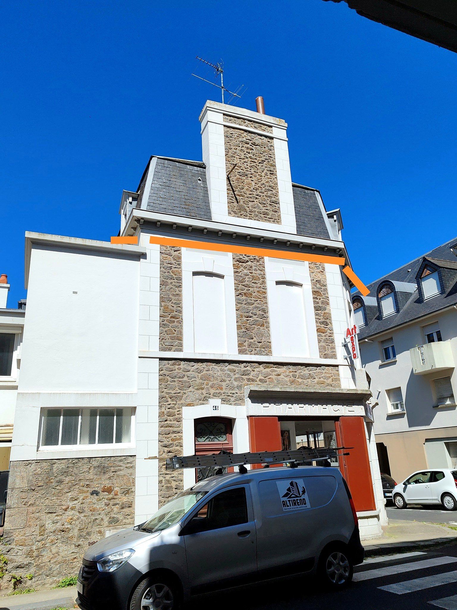Photo de façade annotée localisant précisément les désordres constatés