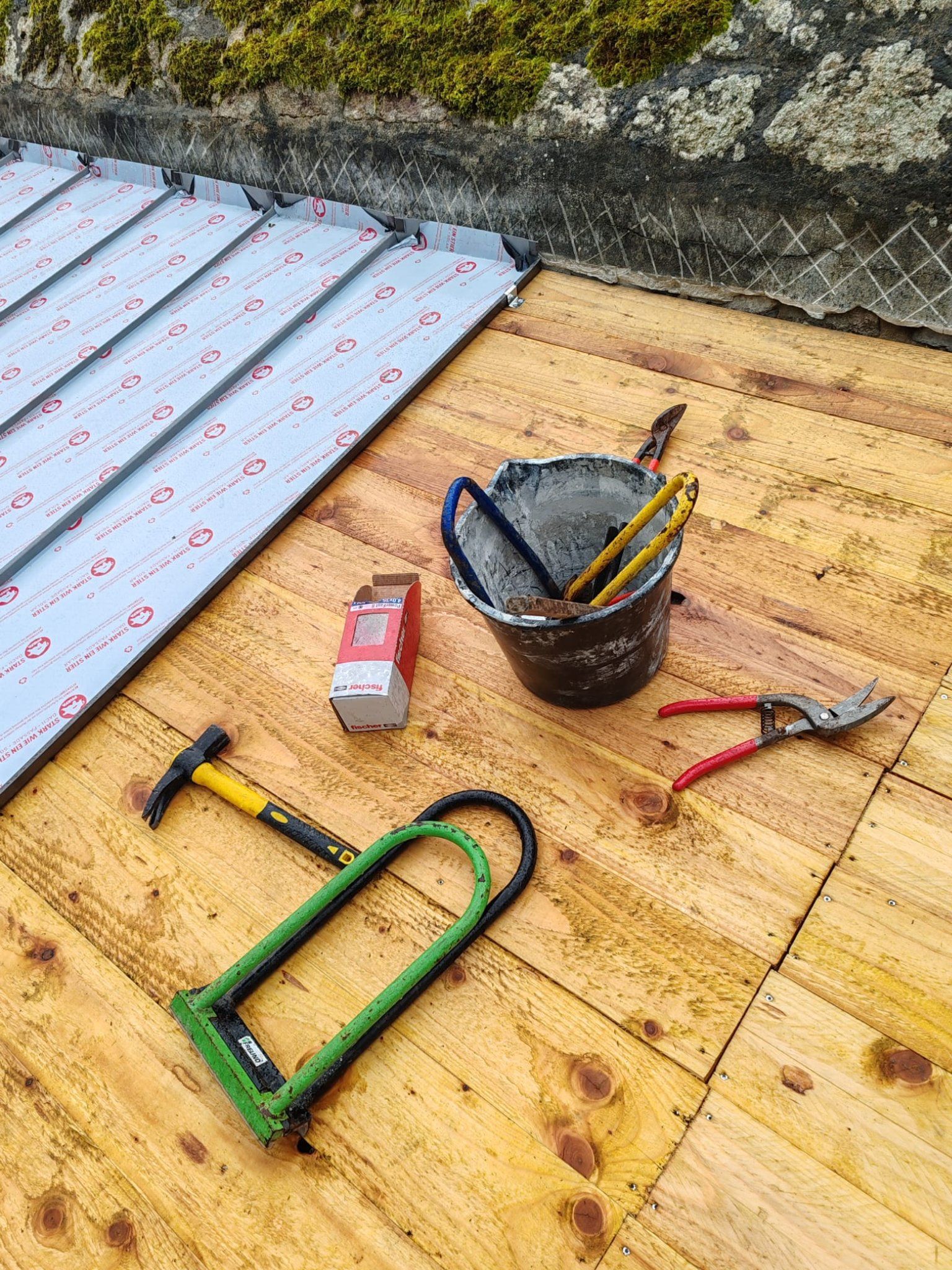 Rive et gouttière en zinc en cours de pose