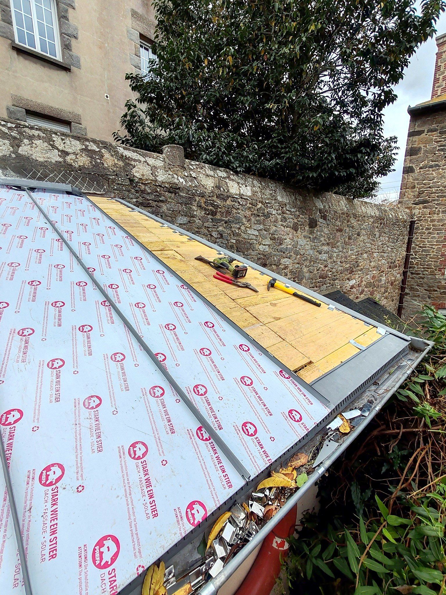 Écran de sous-toiture posé sur la volige d'une petite couverture en rénovation