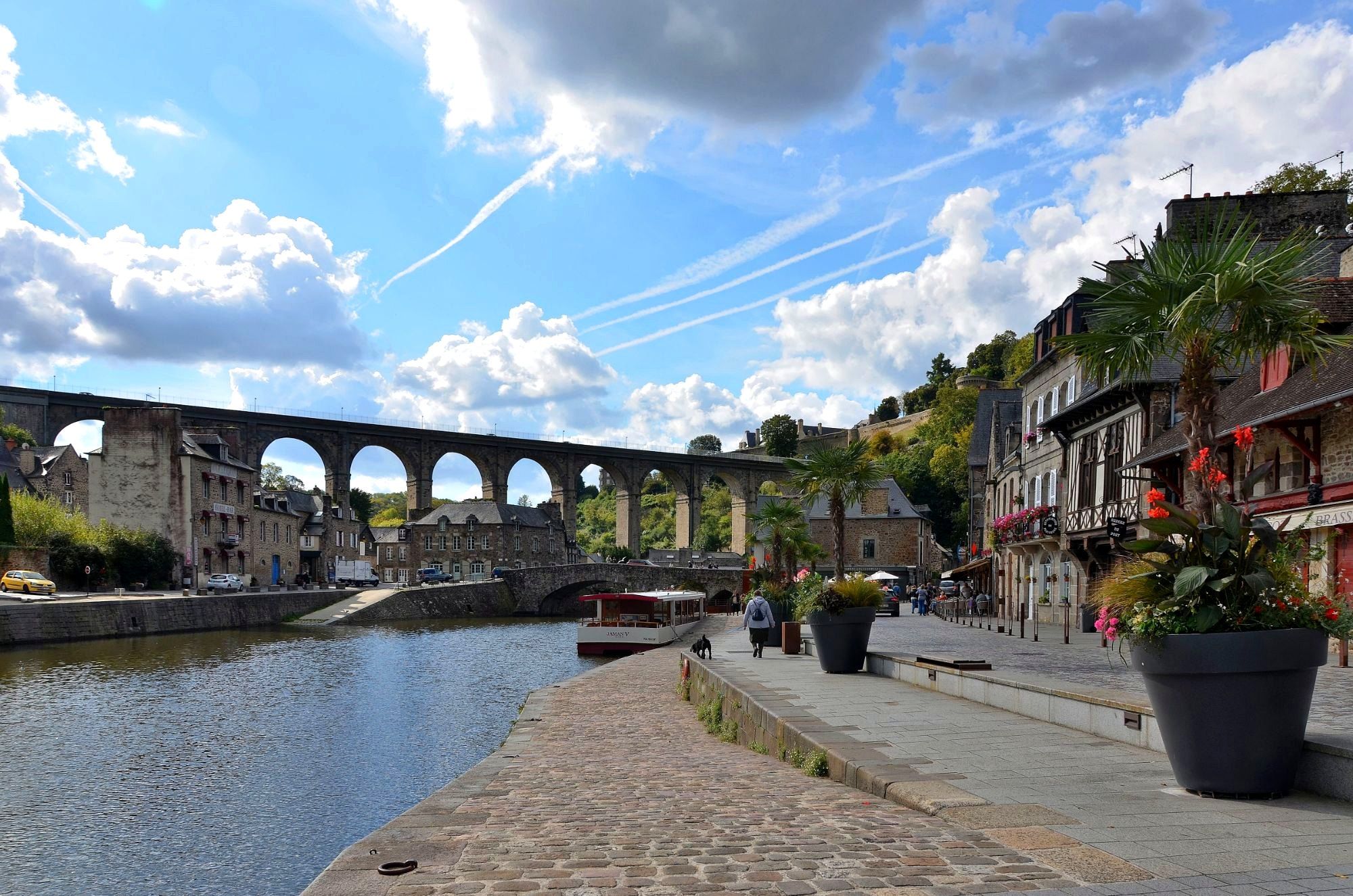 Le port de Dinan sur la Rance, quai fleuri au pied du viaduc