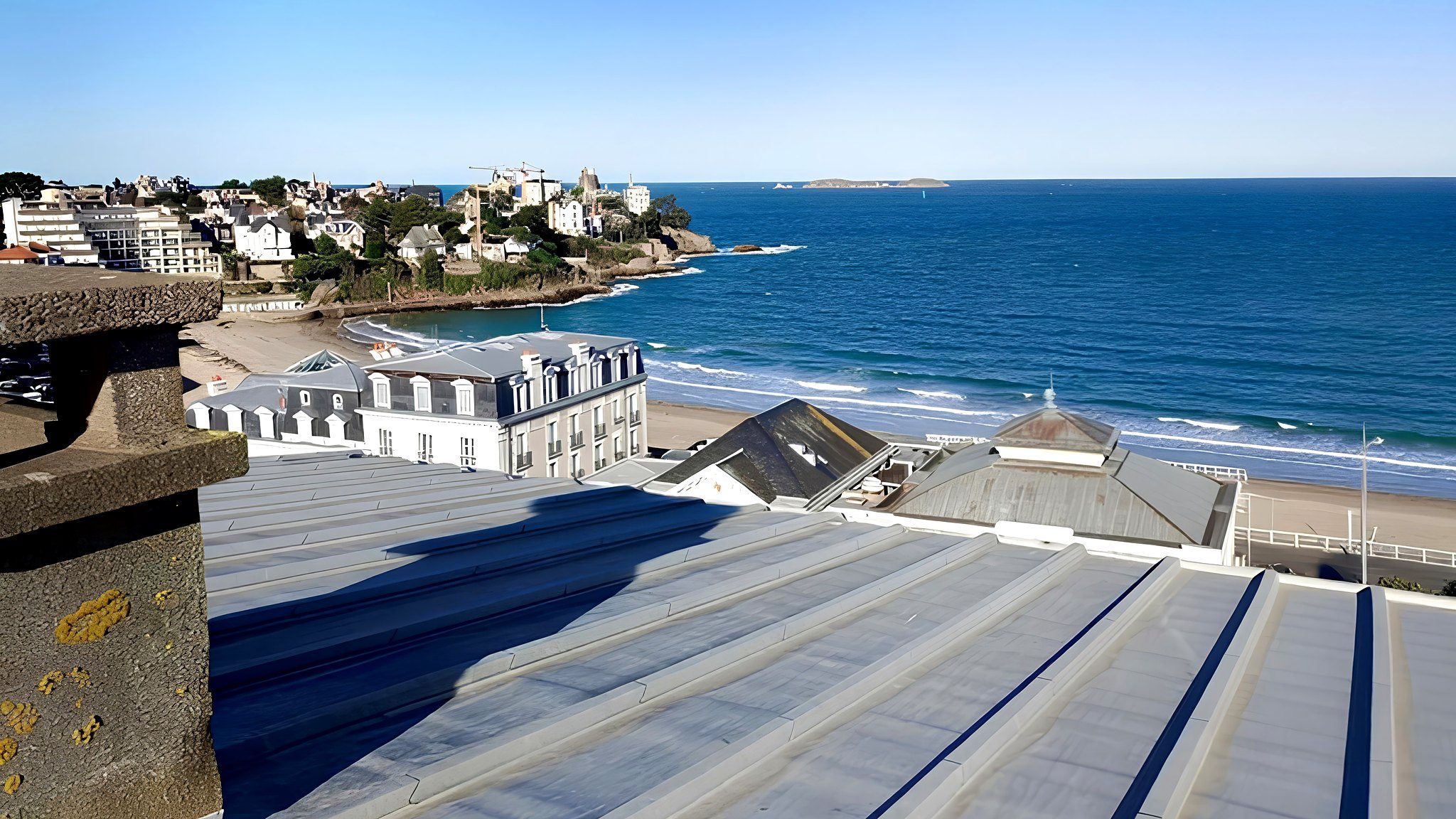 Toitures de Saint-Malo vues d'en haut, entre ardoise, zinc et mer