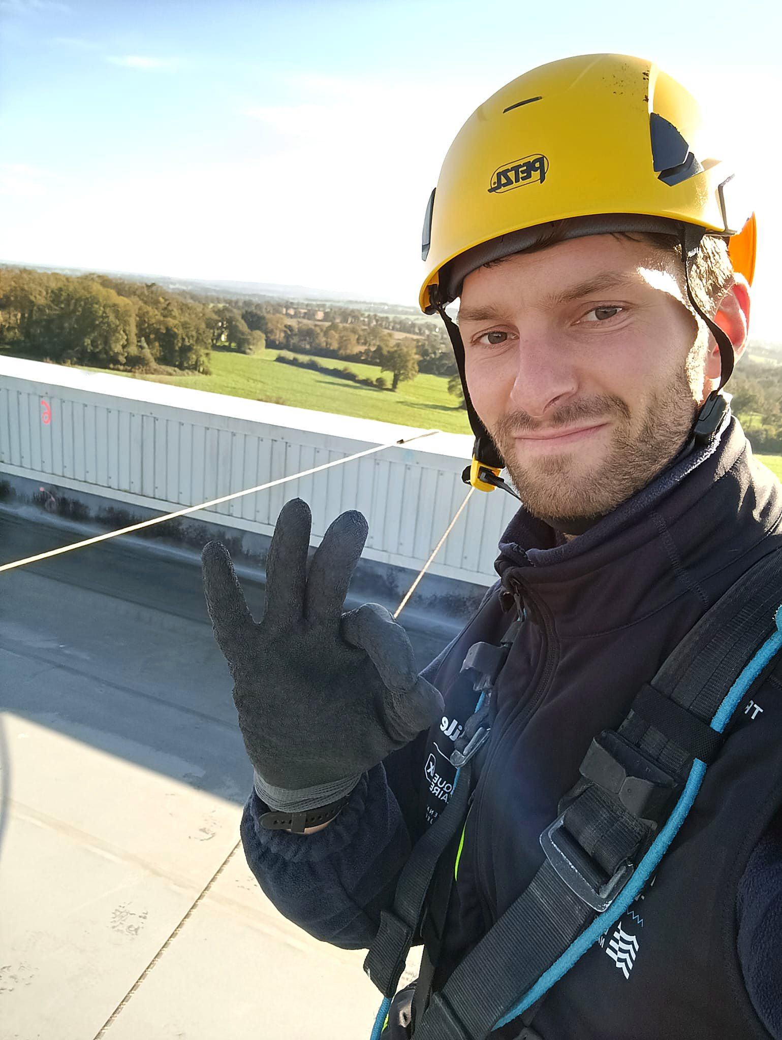 Timothée Lamblin, couvreur-cordiste, sur une toiture avec casque et harnais