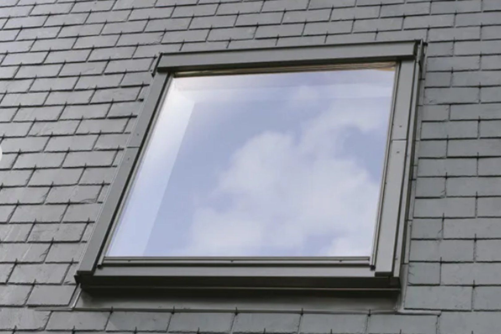 Pose de fenêtre de toit (velux)