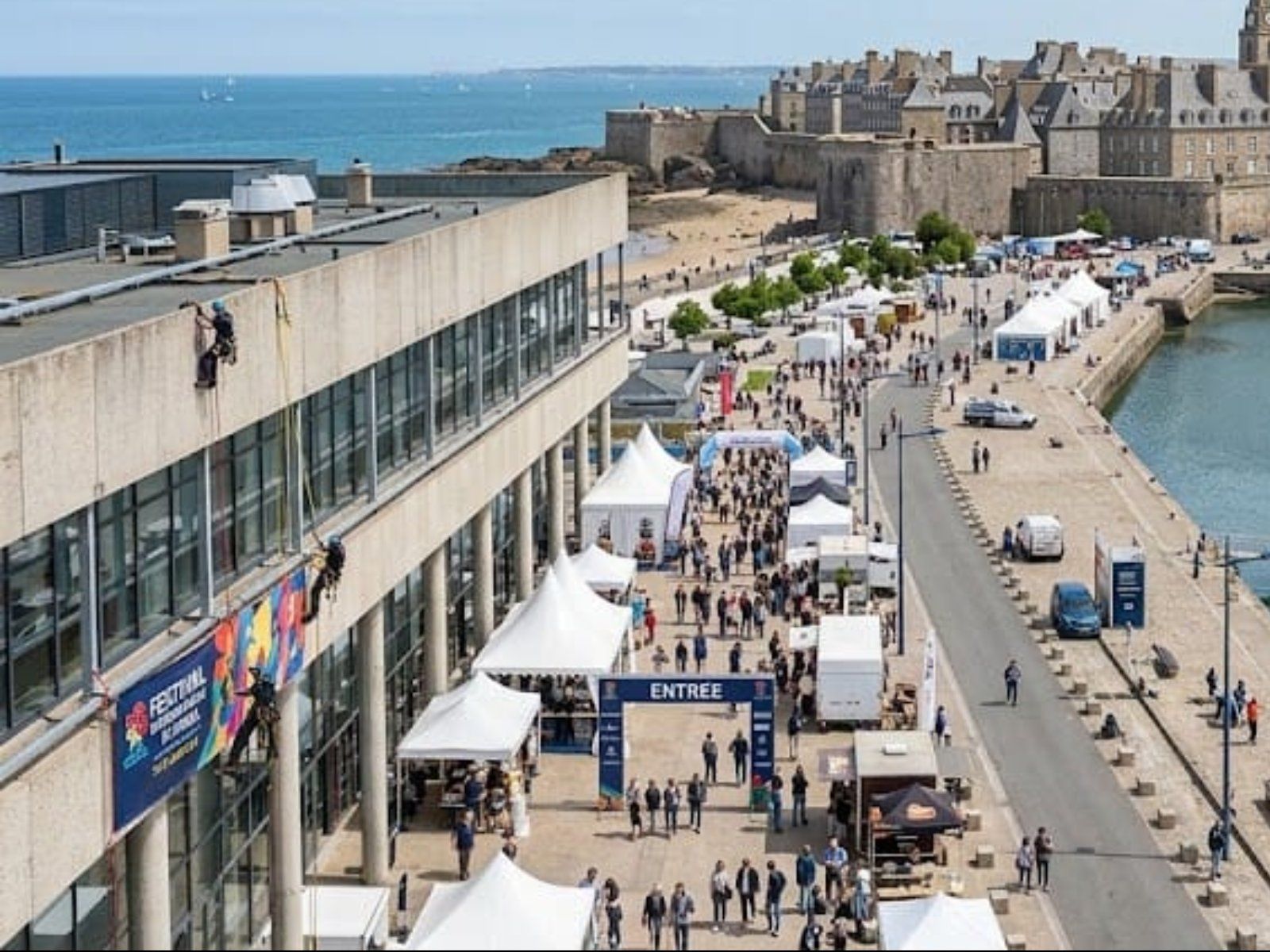 Cordiste suspendu sous une toiture en pierre, vue immersive