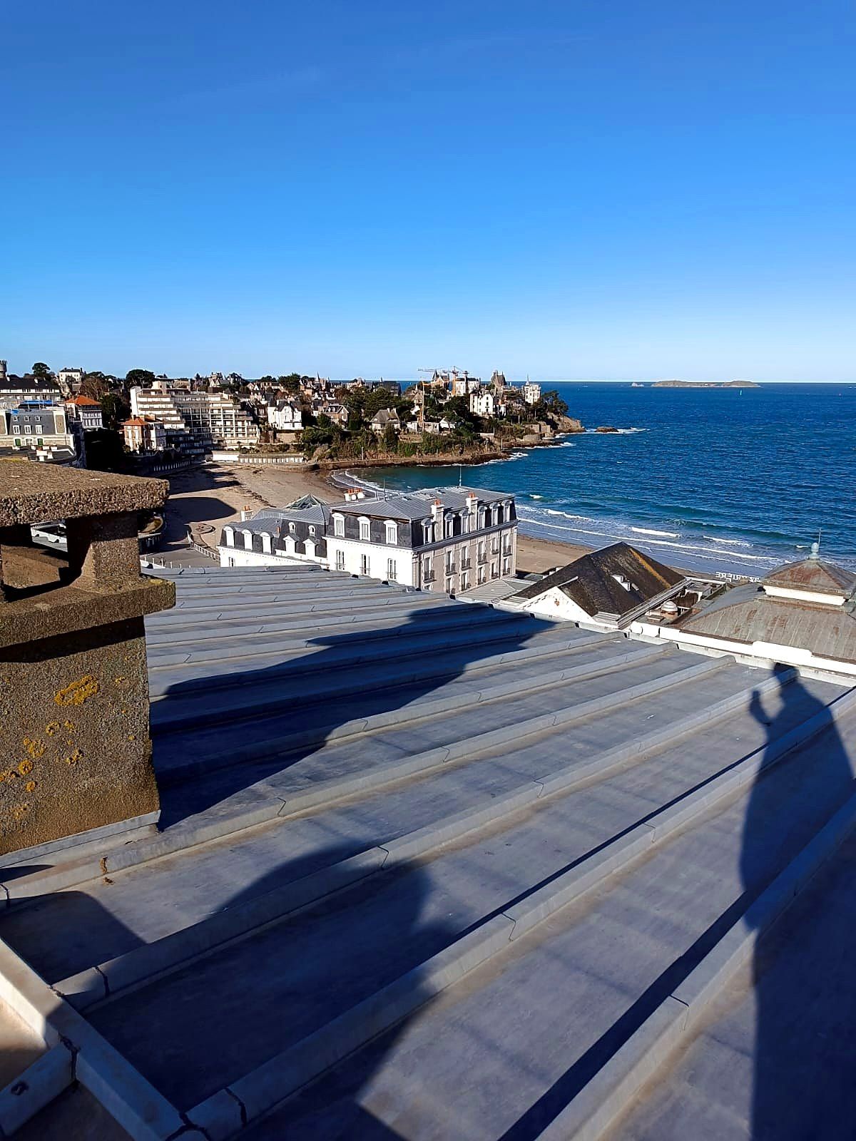 Toitures en zinc face à la mer sur la Côte d'Émeraude