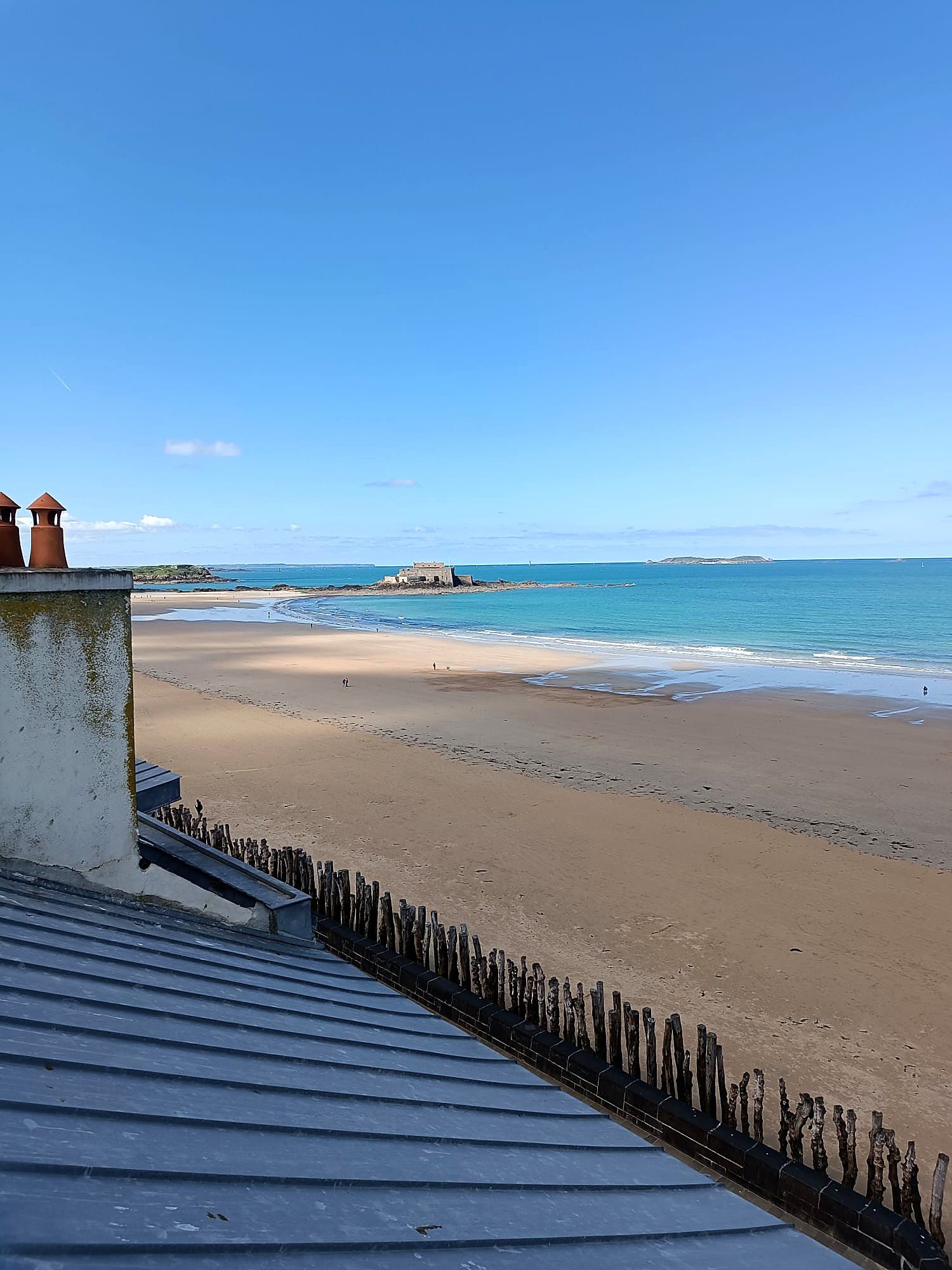 La plage du Sillon et la mer, vues depuis un toit en chantier à Saint-Malo